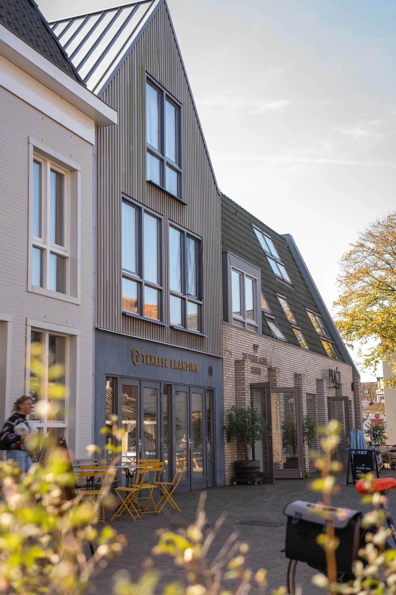 Moderne winkelpanden met puntgevels in Den Burg